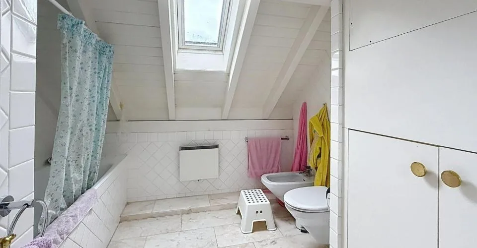Appartement avec cachet, spacieux et lumineux, avec balcon – Foto 8 von 10