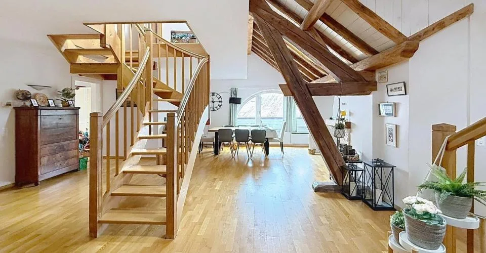Appartement avec cachet, spacieux et lumineux, avec balcon – Foto 2 von 10