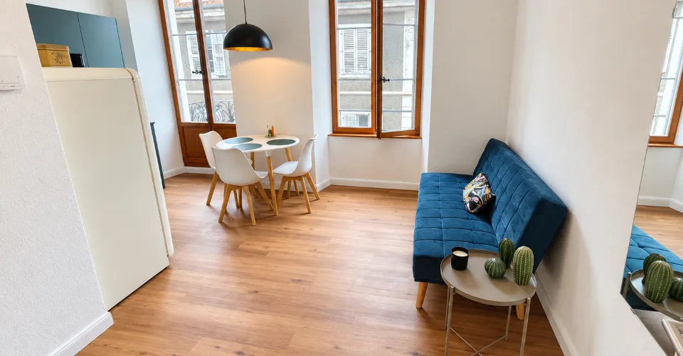 Appartement meublé de 2,5 avec balcon, Wifi et Electricité inclus – photo 2 sur 5