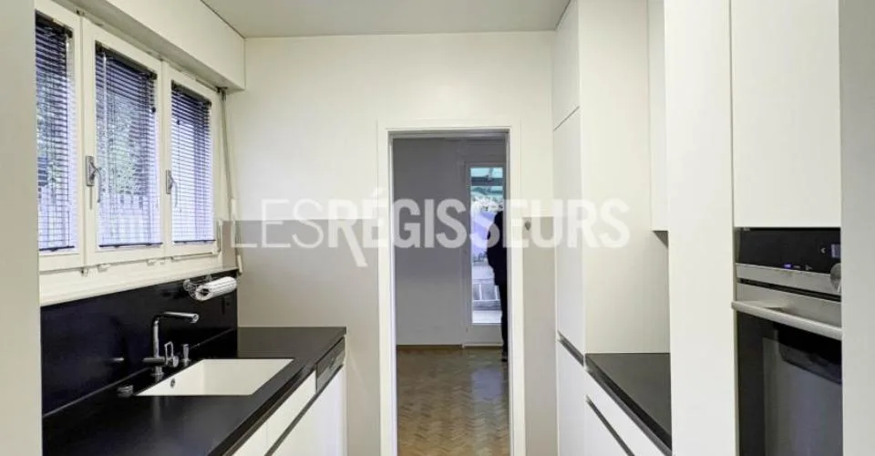Charmant appartement de 4.5 pièces sur deux niveaux dans une villa – Foto 4 von 12