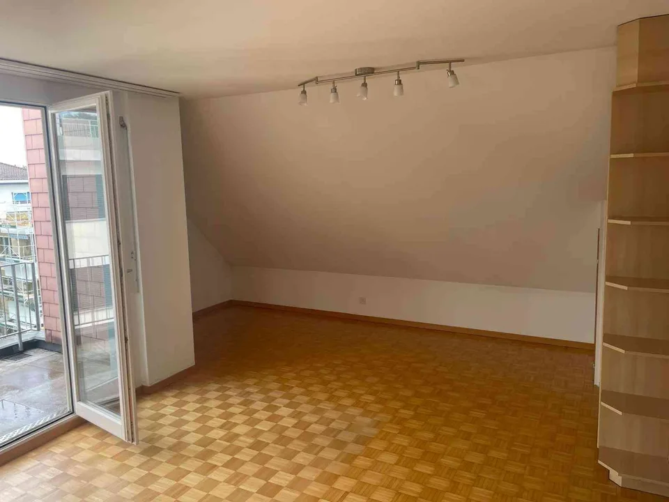 Helle 2.5-Zimmer-Dachwohnung mit Charme in Zürich Albisrieden