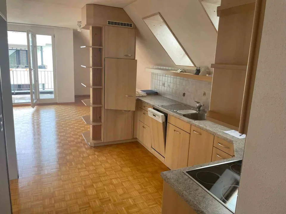 Helle 2.5-Zimmer-Dachwohnung mit Charme in Zürich Albisrieden