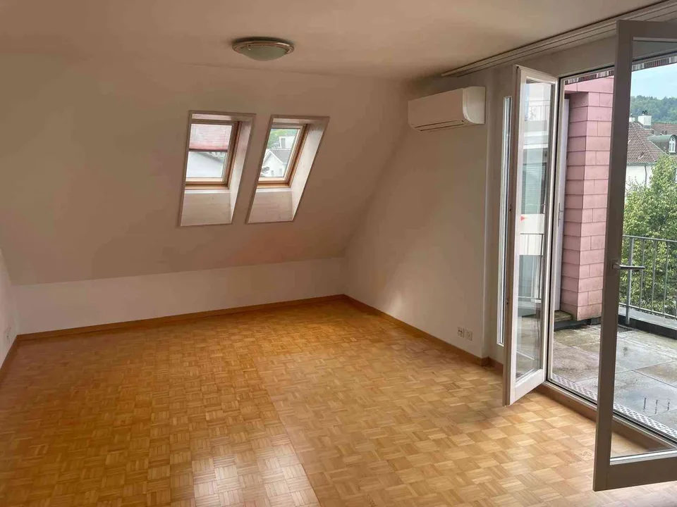 Helle 2.5-Zimmer-Dachwohnung mit Charme in Zürich Albisrieden