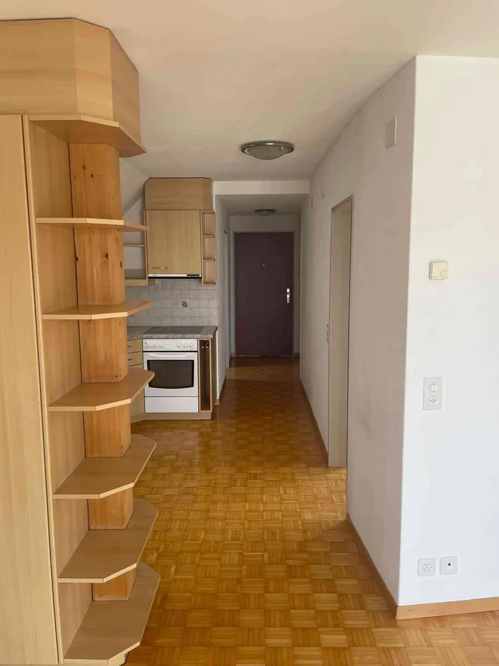 Helle 2.5-Zimmer-Dachwohnung mit Charme in Zürich Albisrieden