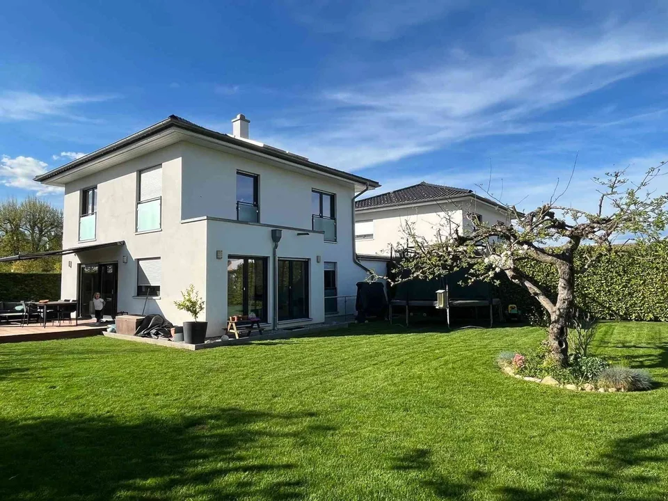Spacious Family Villa with Private Garden in Coppet