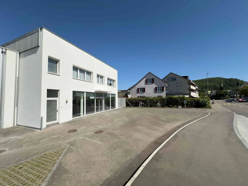 Geschäftshaus an der Hauptstrasse im Zentrum von Bubendorf