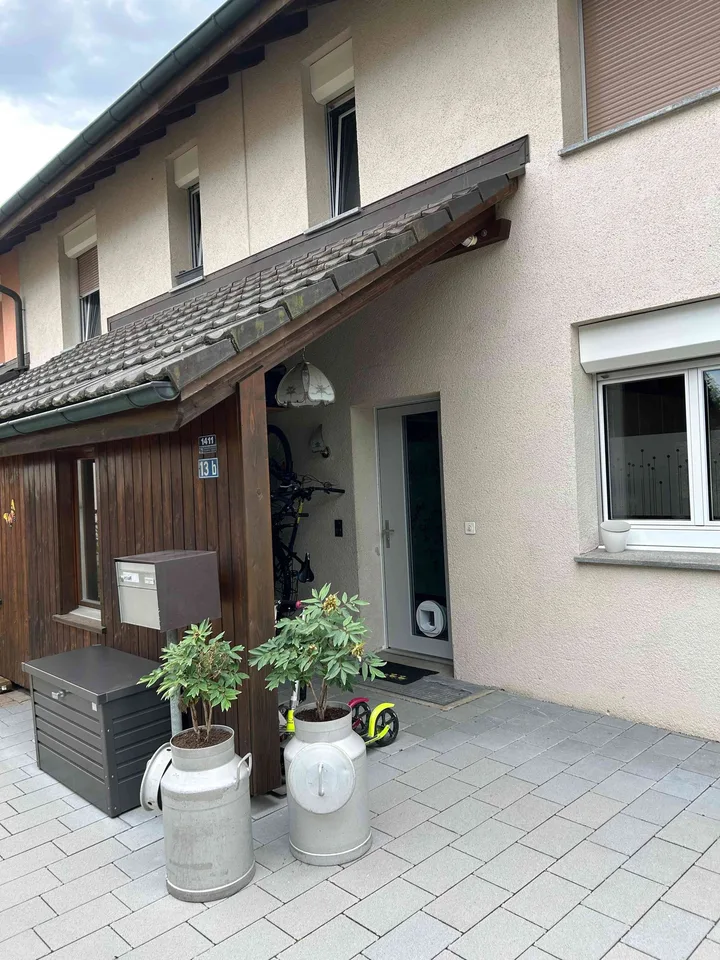 Gepflegtes 6.5-Zi-Reihenhaus inkl. 2 Tiefgaragenplätze– ca. ab Mai 27