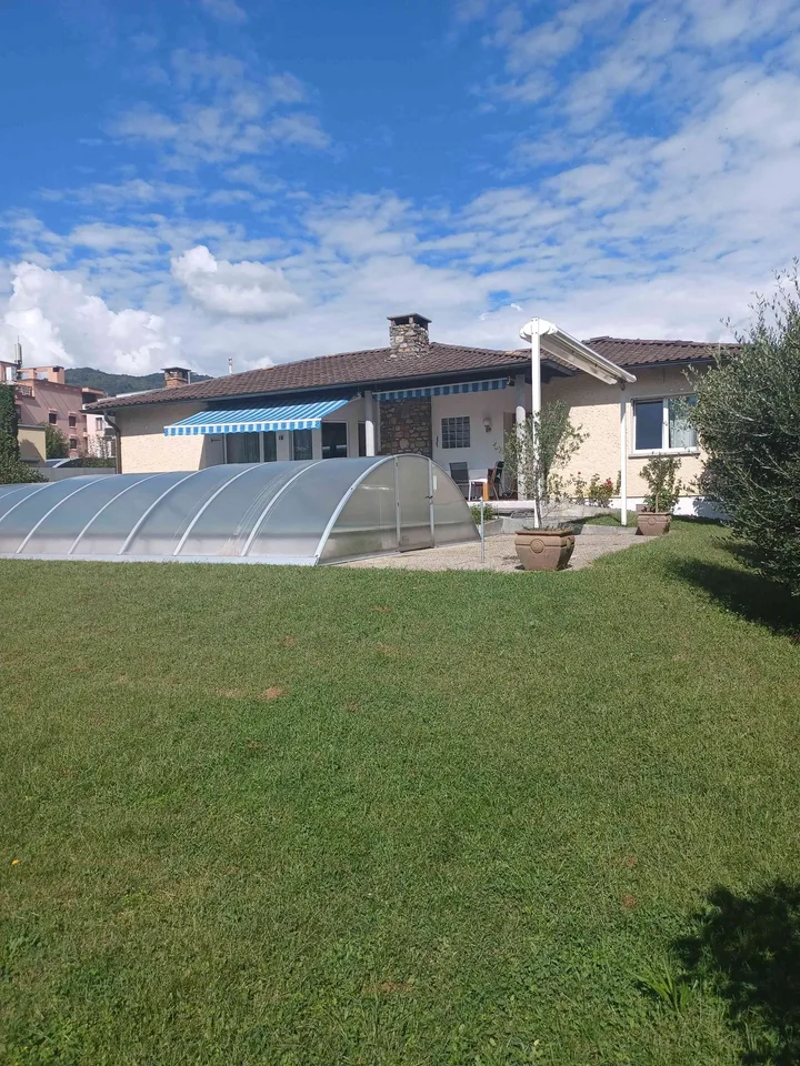 Einfamilienhaus mit Pool und grossem Garten in Caslano