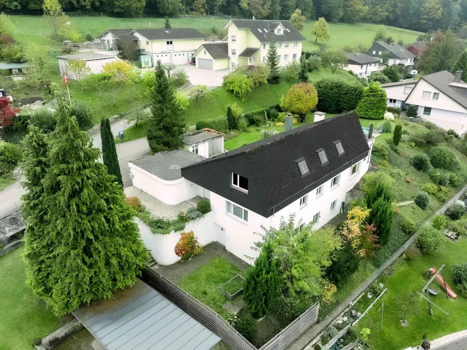 Grosszügiges 9.5-Zimmer Einfamilienhaus in Wohnquartier mit Weitsicht – photo 2 sur 16