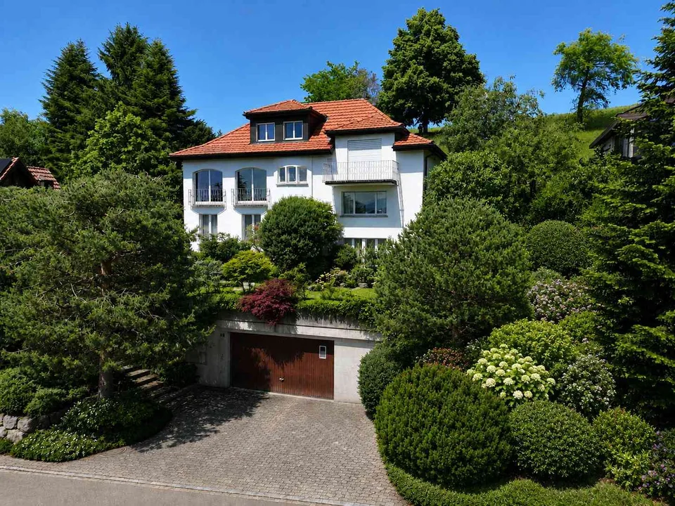 Charmantes 8.5-Zimmer-Einfamilienhaus an privilegierter Südhanglage – photo 1 of 22
