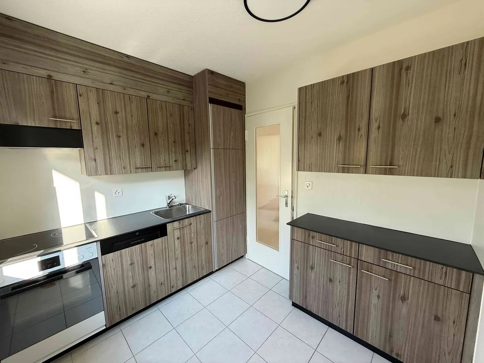 Helle 4.5-Zimmer-Wohnung mit Balkon und schöner Aussicht
