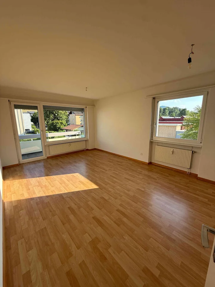 Helle 4.5-Zimmer-Wohnung mit Balkon und schöner Aussicht