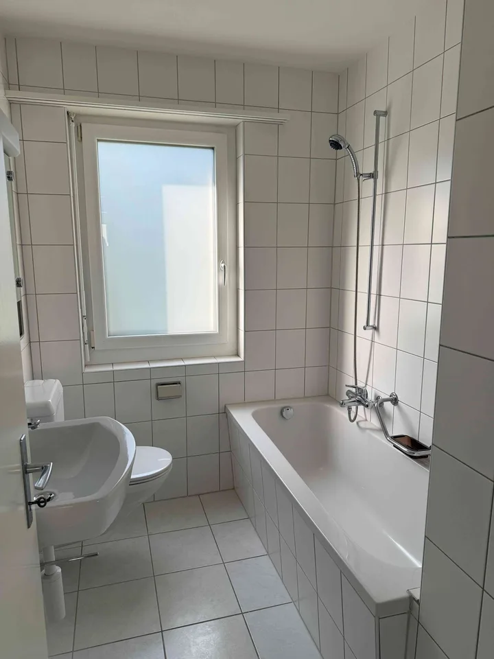 Helle 4.5-Zimmer-Wohnung mit Balkon und schöner Aussicht