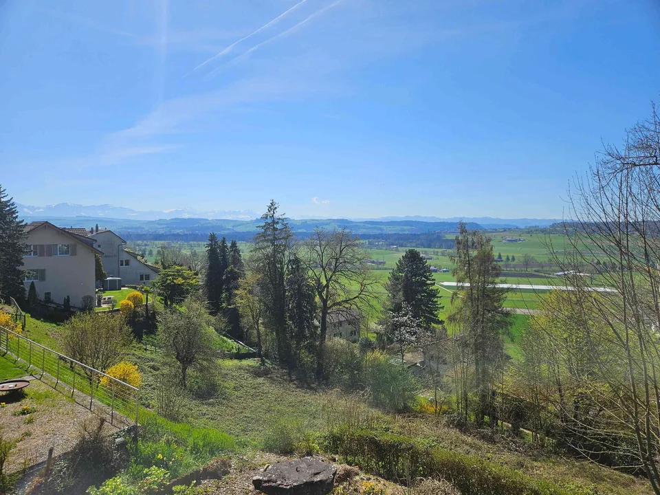 Erstbezug: 4.5 Zimmer Wohnung mit Panoramablick, Sitzplatz und Balkon