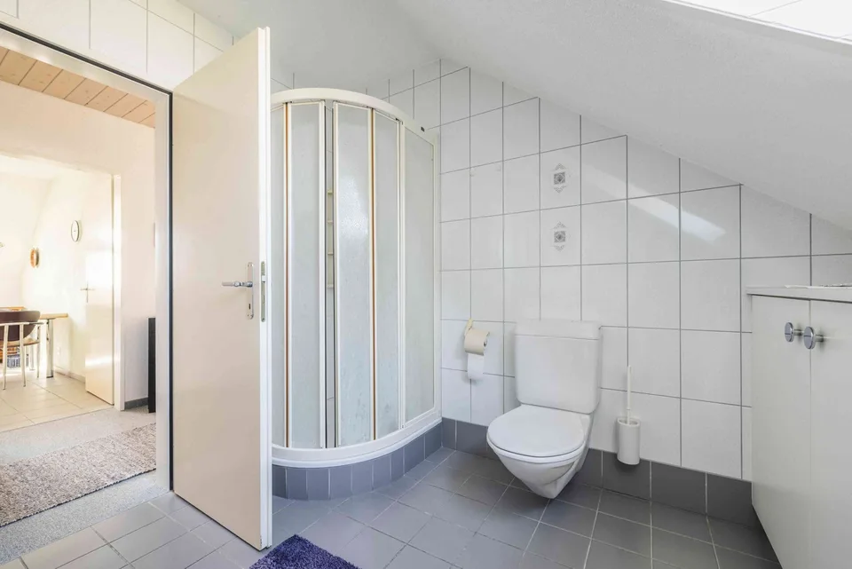 Charmante 3½-Zimmer-Dachgeschosswohnung mit Balkon & Tiefgarage – Foto 15 von 16