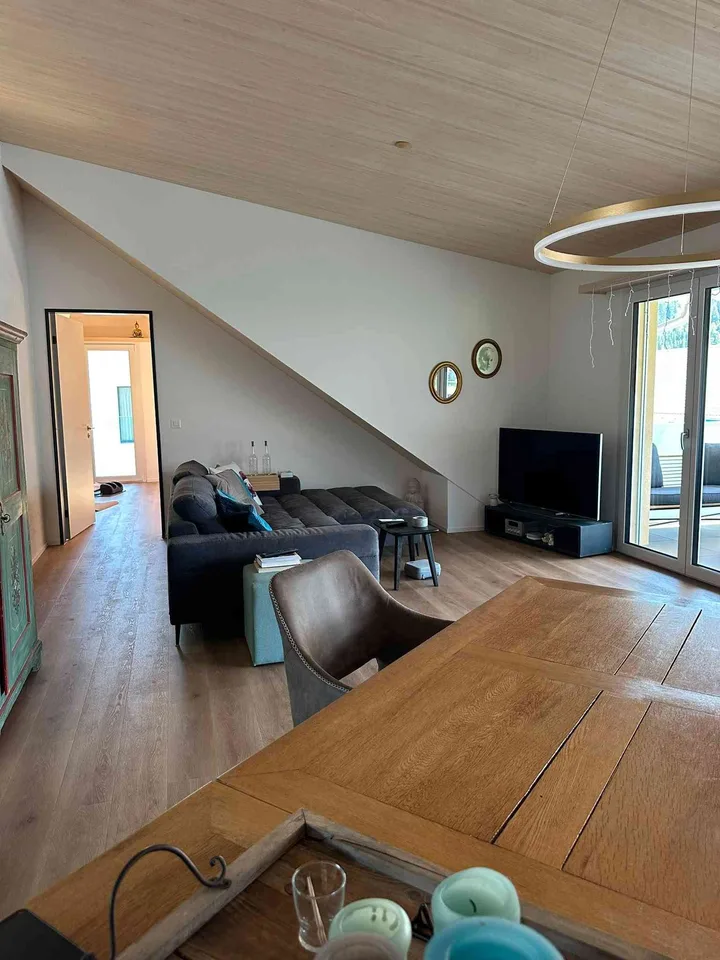 Neuwertige 4.5 Zimmer-Dachwohnung am Dorfrand von Einsiedeln