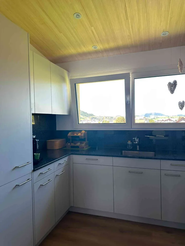 Neuwertige 4.5 Zimmer-Dachwohnung am Dorfrand von Einsiedeln