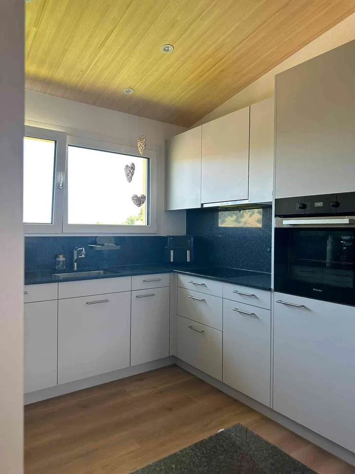Neuwertige 4.5 Zimmer-Dachwohnung am Dorfrand von Einsiedeln