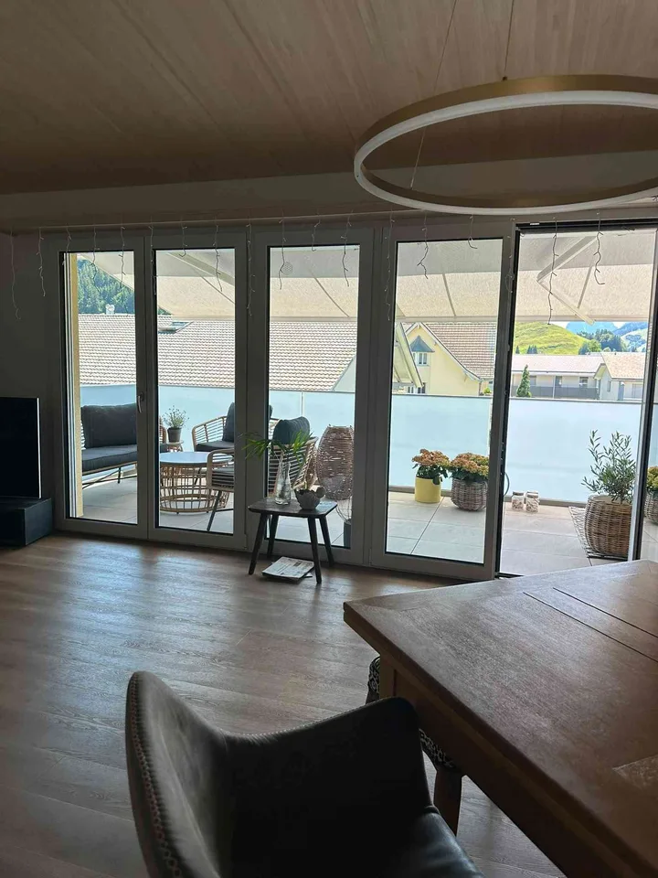 Neuwertige 4.5 Zimmer-Dachwohnung am Dorfrand von Einsiedeln