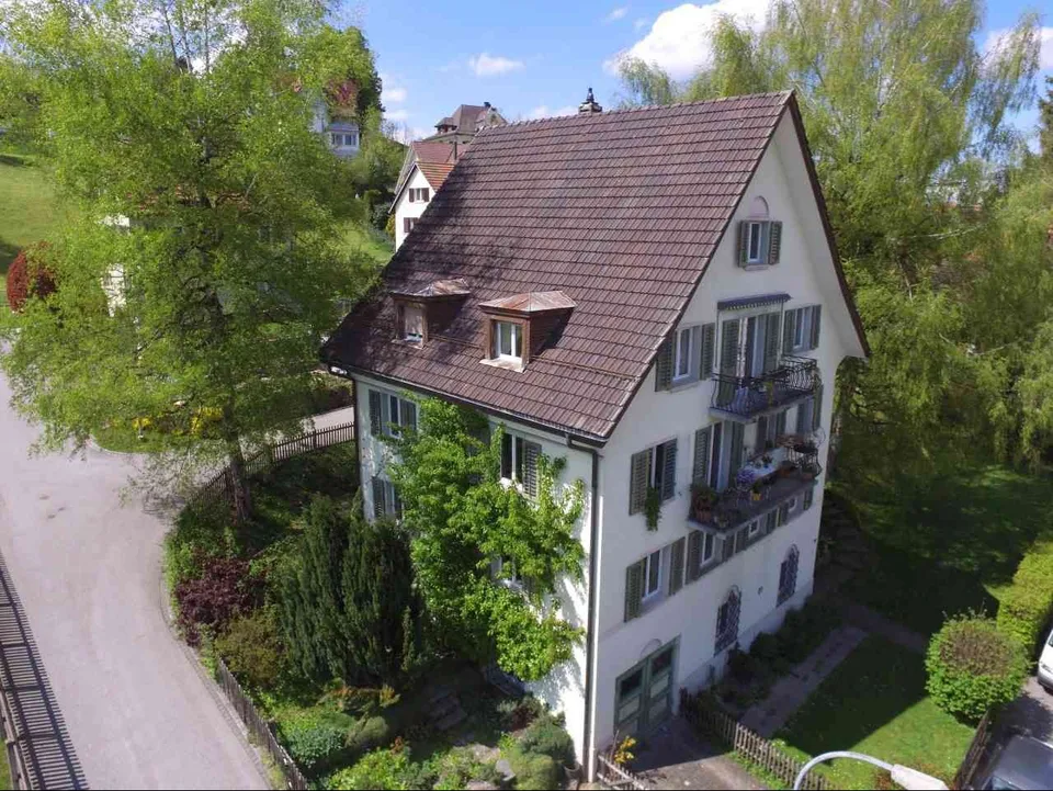 Charmante 4-Zimmer-Wohnung in ruhigem 3-Familienhaus mit grossemGarten