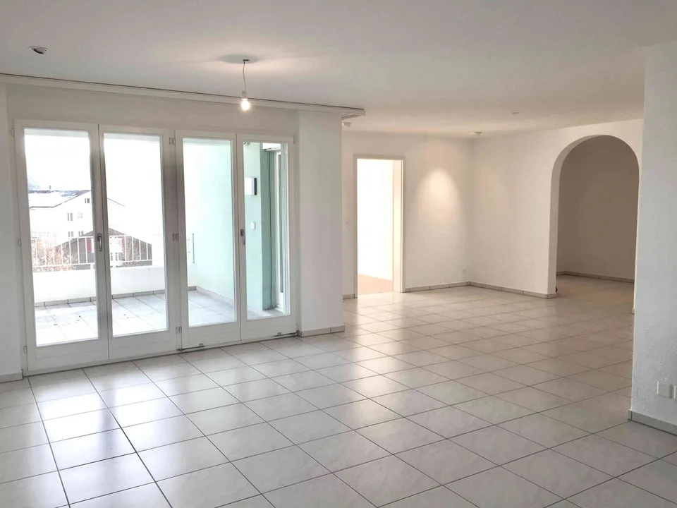 4.5 Zimmer Wohnung, ca. 150 m2, zu vermieten, mit grossem Balkon
