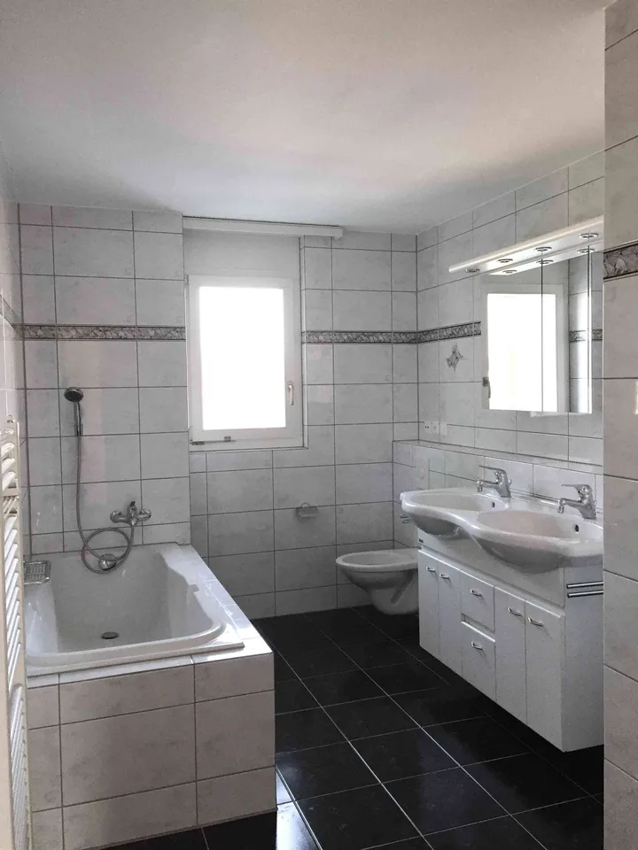 4.5 Zimmer Wohnung, ca. 150 m2, zu vermieten, mit grossem Balkon