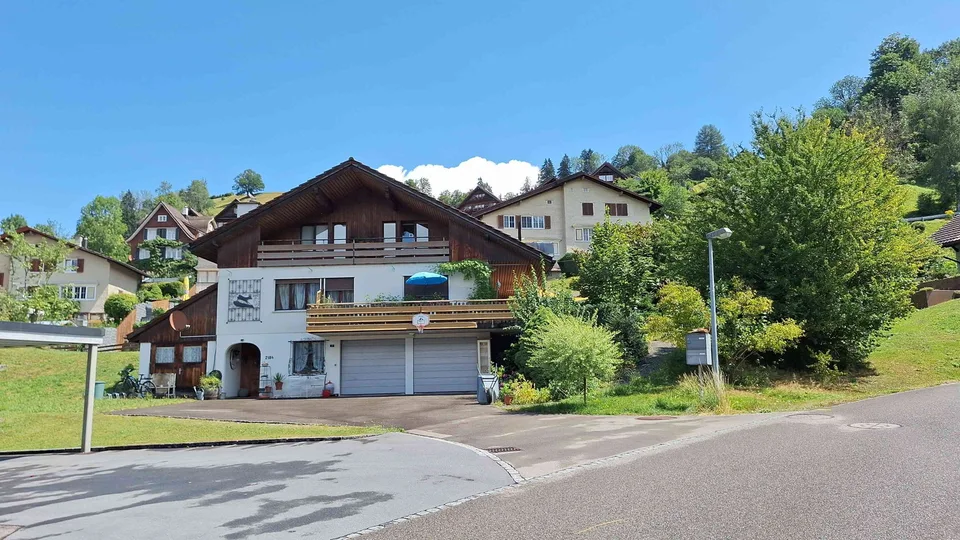 Schöne Dachwohnung mit grossem Süd Balkon