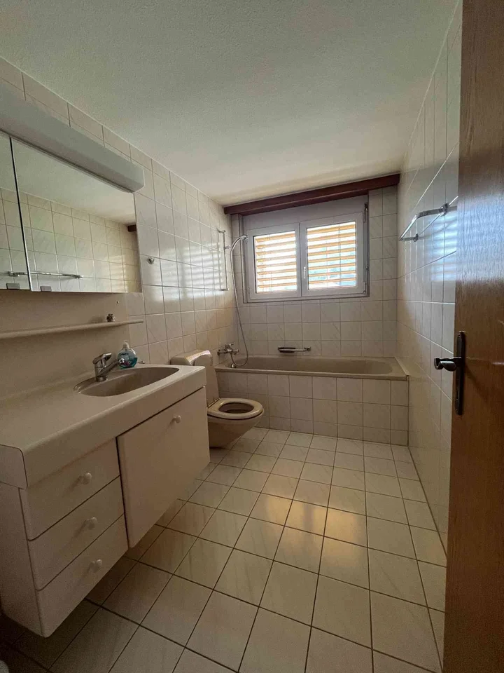 4.5-Zimmer Wohnung in Bahnhofsnähe mit Parkplatz in Einstellhalle