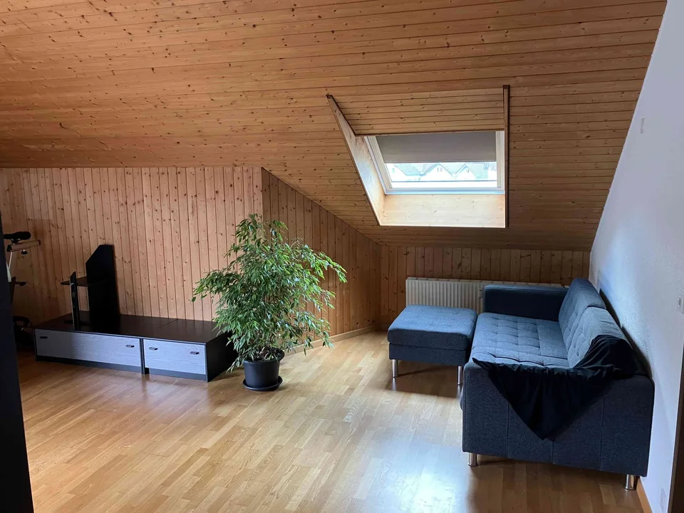Charmant appartement de 3,5 pièces en mansarde à Hasle près de Burgdorf !