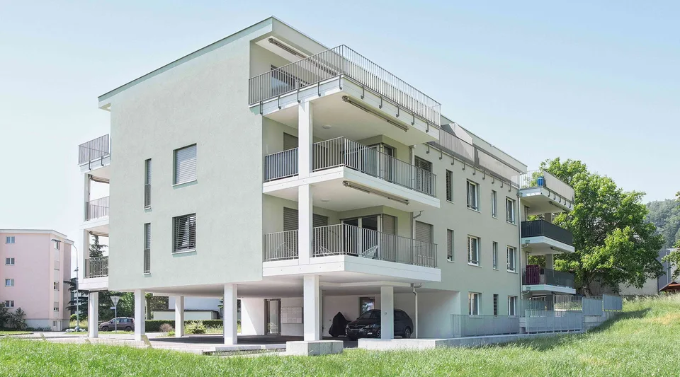Helle & moderne 2.5 Zimmer-Wohnung mit grossem Sitzplatz