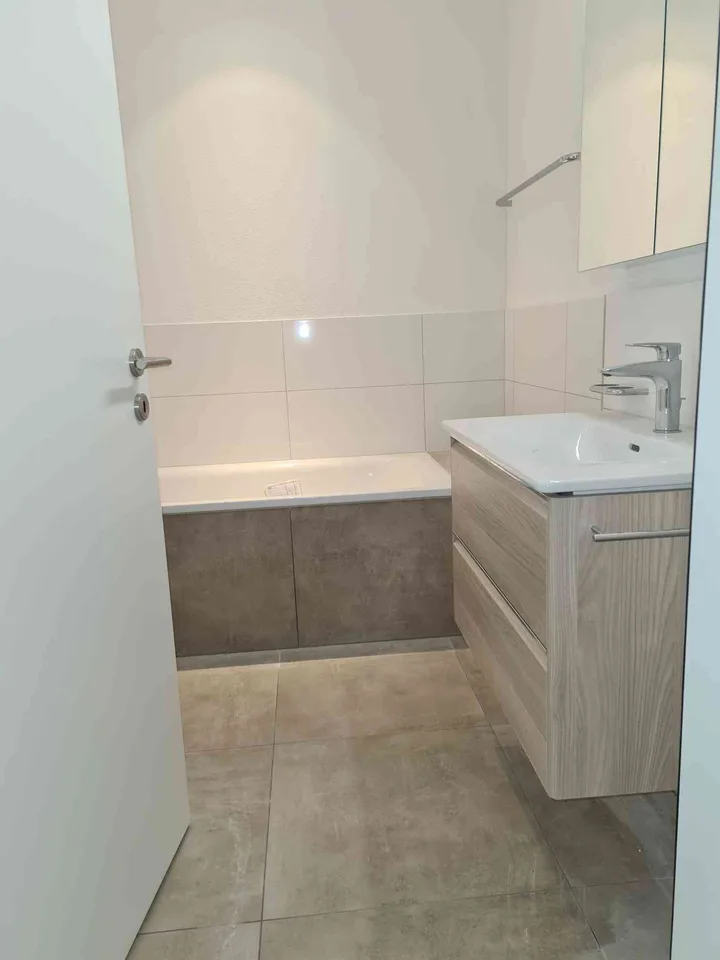 Helle & moderne 2.5 Zimmer-Wohnung mit grossem Sitzplatz