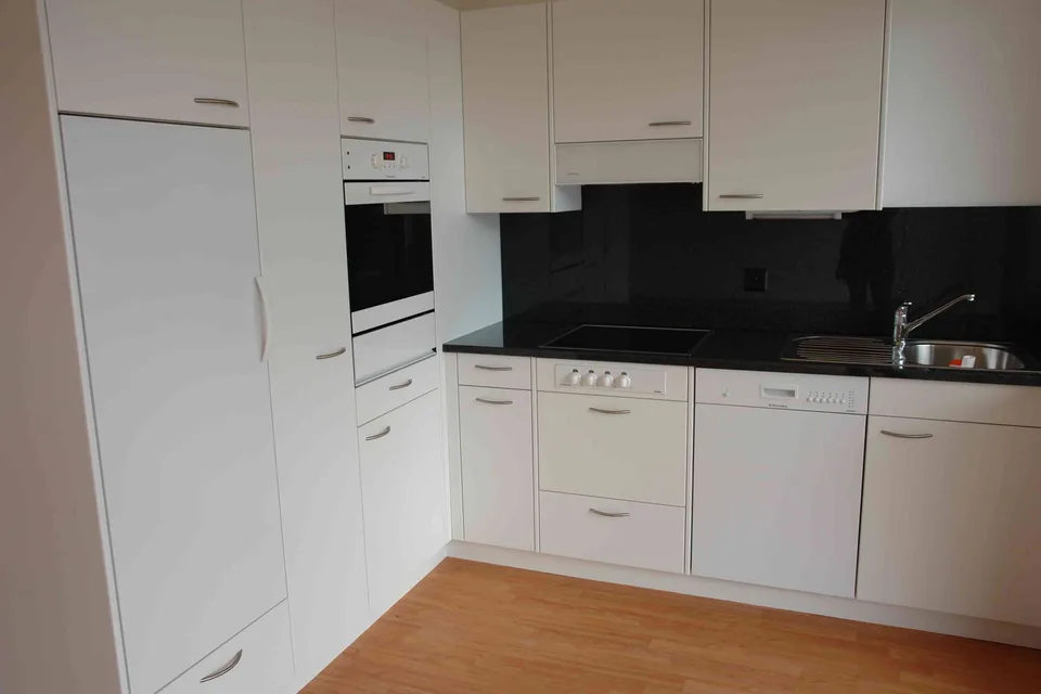 Helle 2-Zimmer-Wohnung mit grossem Balkon am Fusse des Uetlibergs