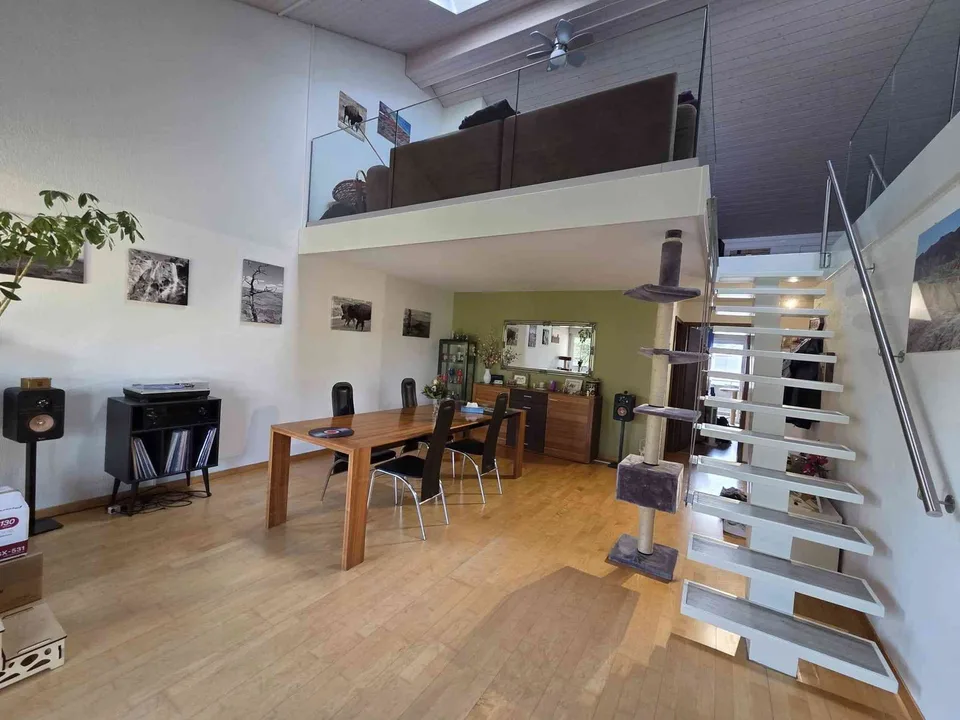 Grosszügige 3.5-Zimmer-Wohnung (113 m2) mit Galerie, Cheminée und eigener Waschküche