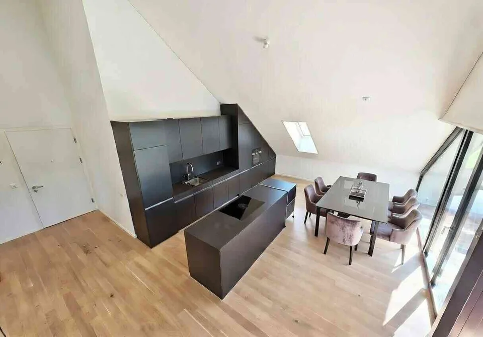 Appartamento attico 3 1/2 locali come nuovo con magnifica vista lago e grande loggia a Mörschwil