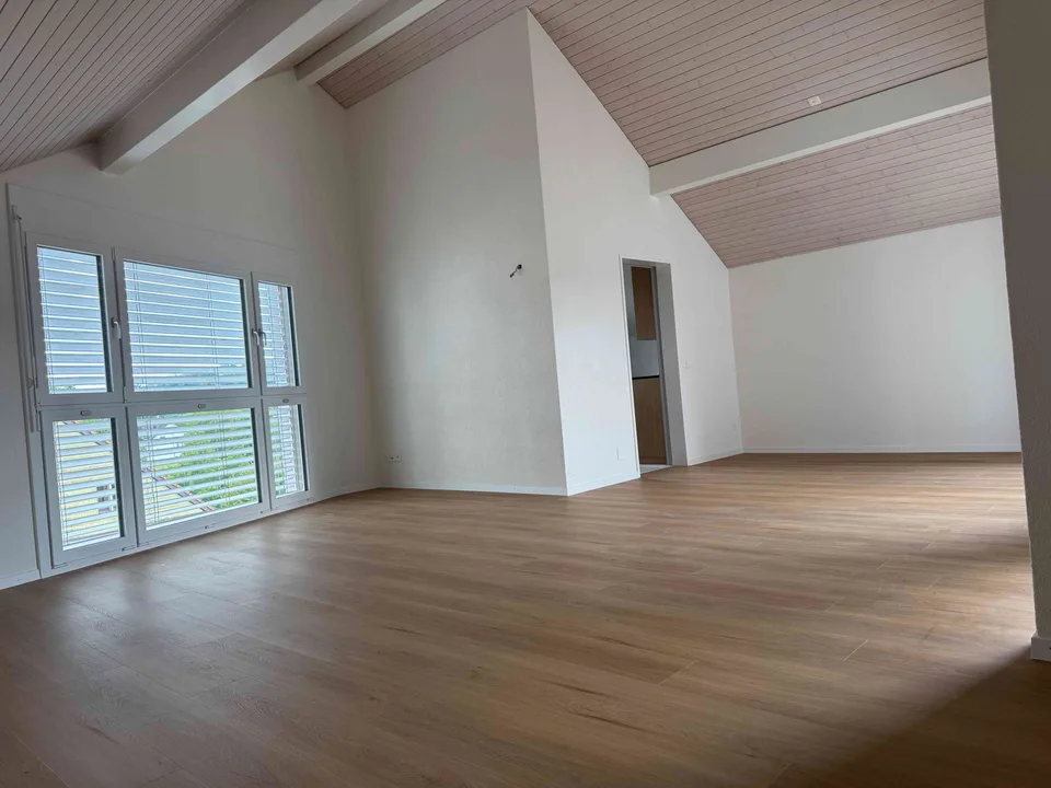 Exklusive  4½-Zimmer-Dachwohnung mit 125 m² Wohnfläche und 30 m² Sonnenterrasse an zentraler Lage