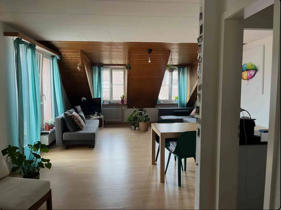 Geräumige und lichtdurchflutete Dachwohnung mit grosser Terrasse im Herzen von St. Gallen