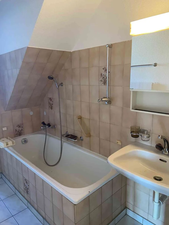 Grosszügige 4-Zimmer-Wohnung im 3. Obergeschoss zu vermieten – photo 9 sur 13