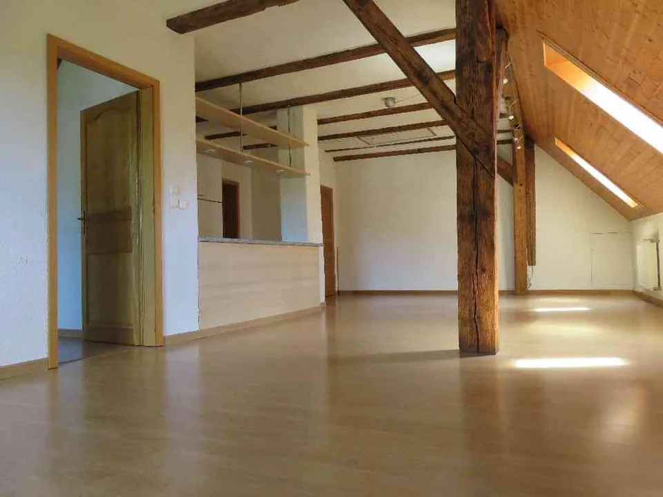 2.5-Zimmer-Dachwohnung mit Fachwerkcharme, Garten und Parkplatz