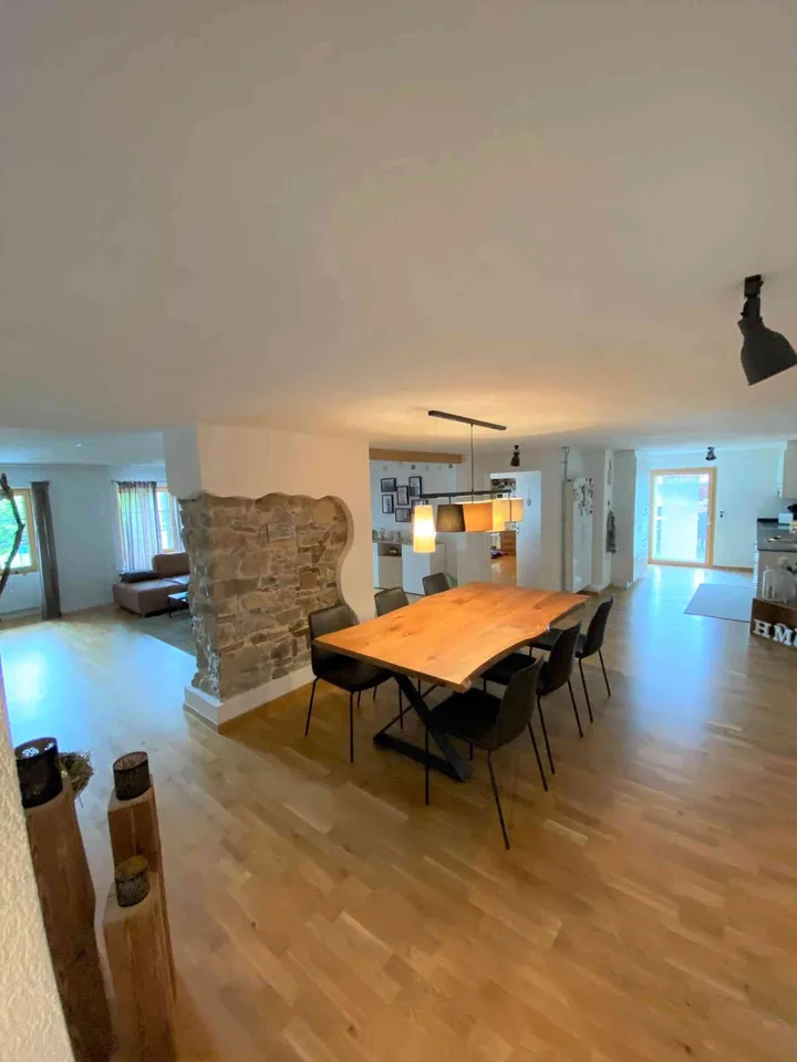 Heimelige Wohnung in Bauernhaus mit Bruchsteinmauer