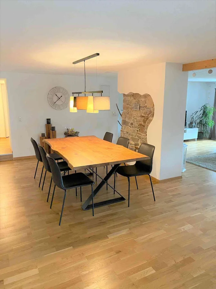 Heimelige Wohnung in Bauernhaus mit Bruchsteinmauer