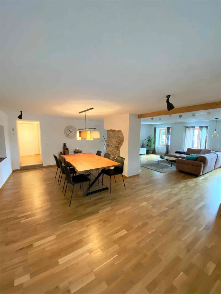 Heimelige Wohnung in Bauernhaus mit Bruchsteinmauer