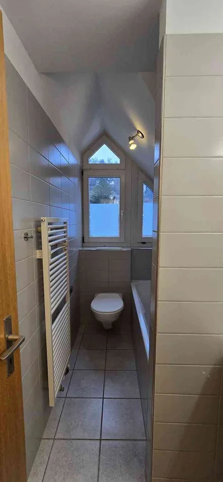 Charmante 3.5-Zimmer-Dachwohnung mit Galerie, sonniger Lage und Garten