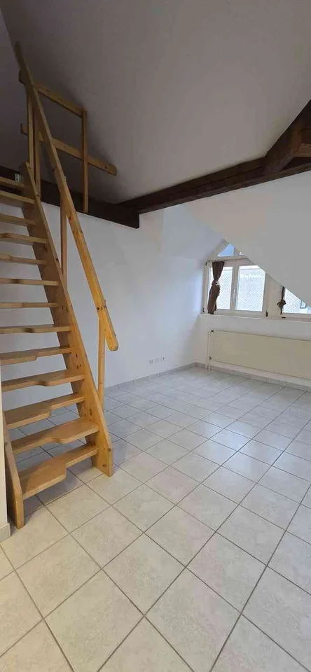 Charmante 3.5-Zimmer-Dachwohnung mit Galerie, sonniger Lage und Garten