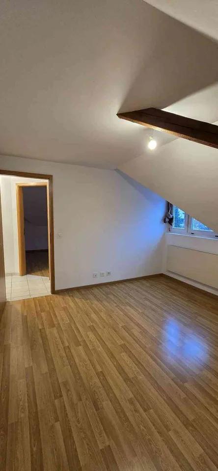 Charmante 3.5-Zimmer-Dachwohnung mit Galerie, sonniger Lage und Garten