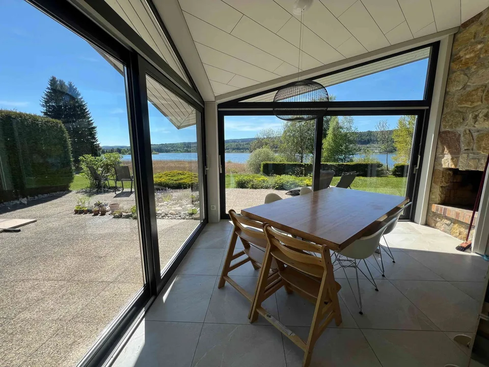 Maison exceptionnelle au bord du lac de Joux: opportunité à ne pas manquer