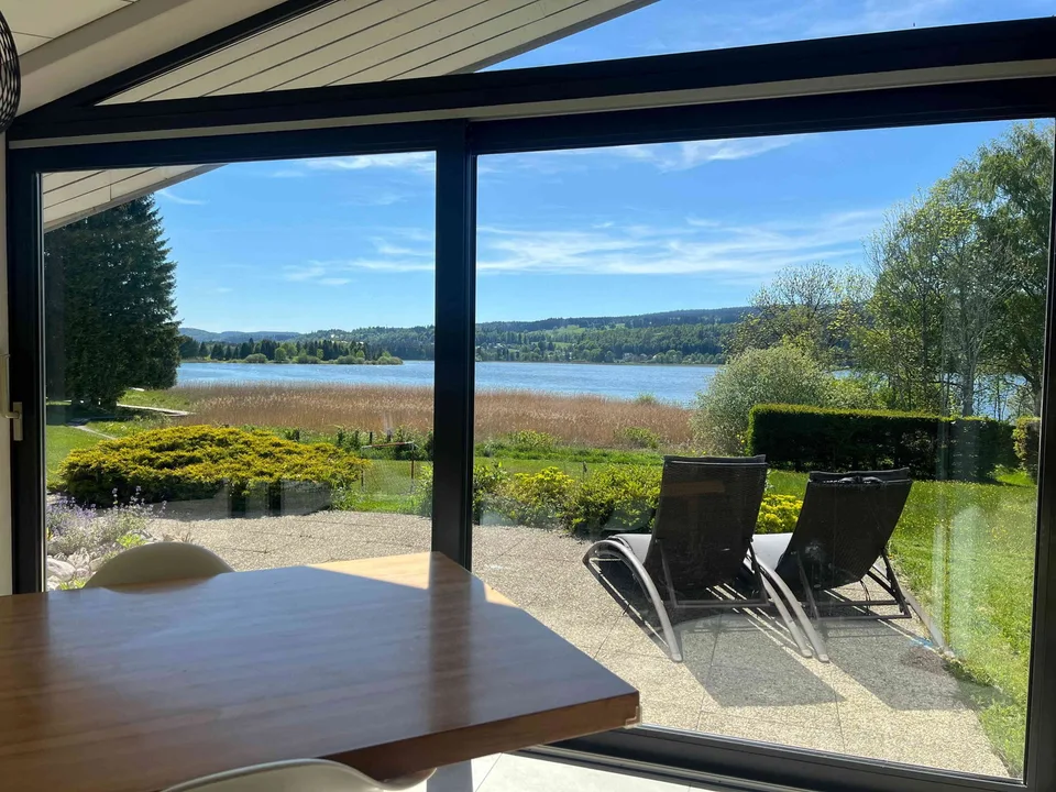 Maison exceptionnelle au bord du lac de Joux: opportunité à ne pas manquer