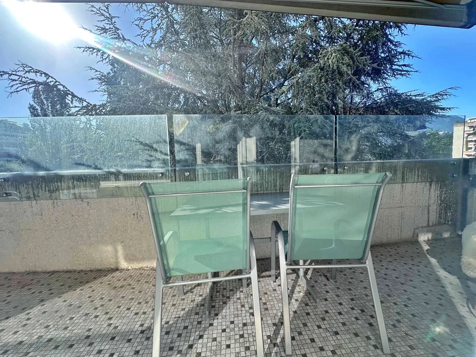 Sunny Modern Apartment with Spacious Balcony in Champel