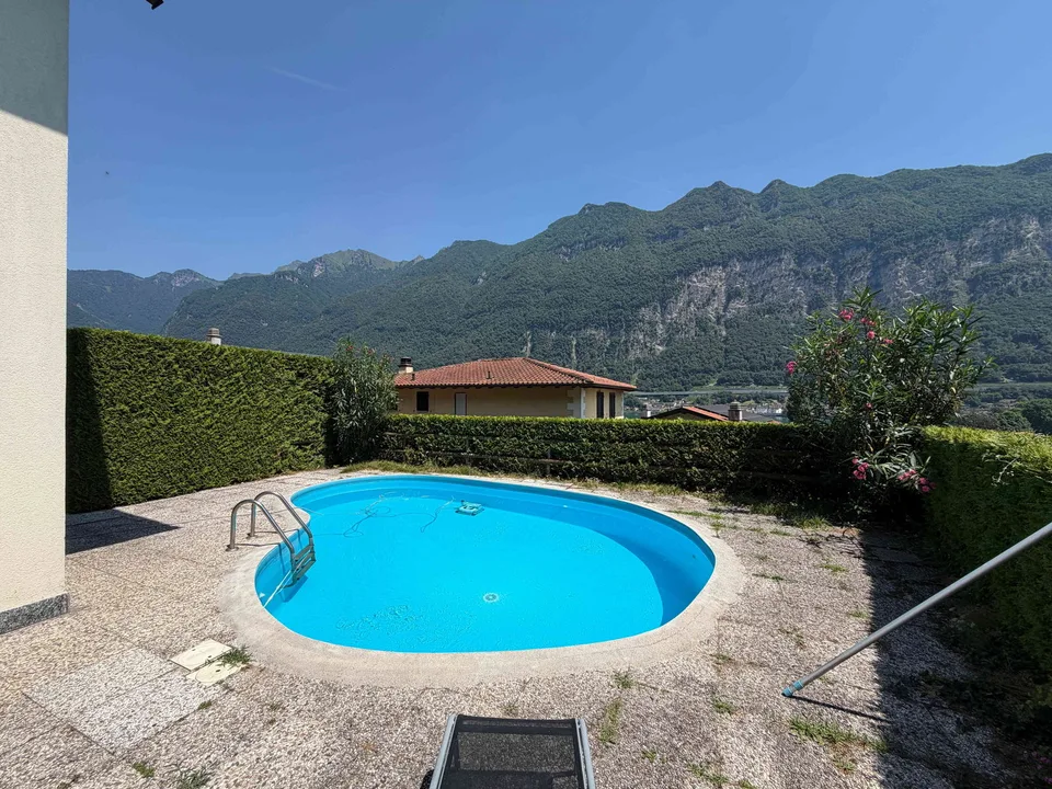 Einzigartige Einfamilienvilla mit Pool, Doppelgarage und Seeblick – Foto 14 von 17