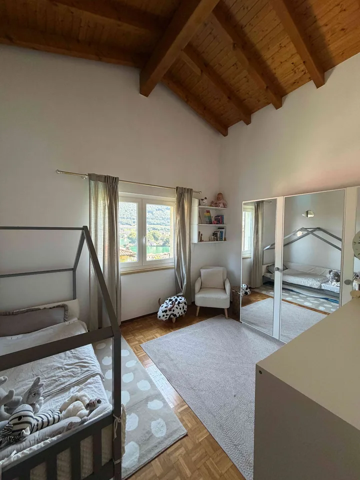 Einzigartige Einfamilienvilla mit Pool, Doppelgarage und Seeblick – Foto 16 von 17