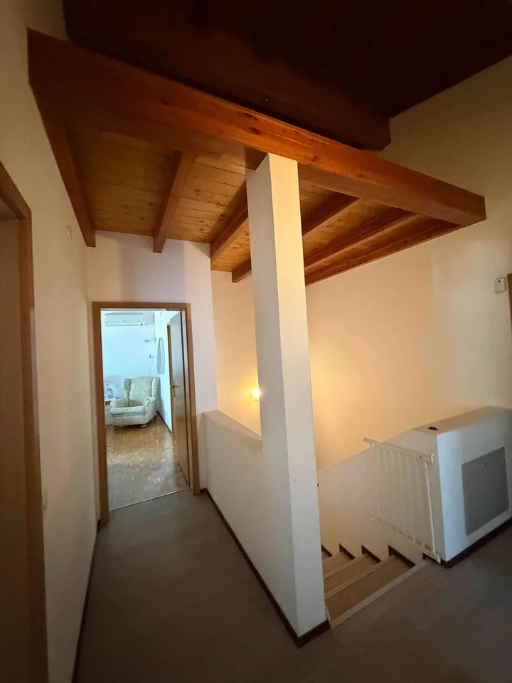Einzigartige Einfamilienvilla mit Pool, Doppelgarage und Seeblick – Foto 17 von 17